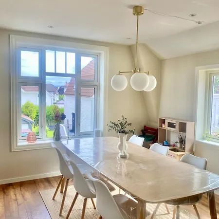 And Beautiful Sleeps 6 - 3 Bedrooms-