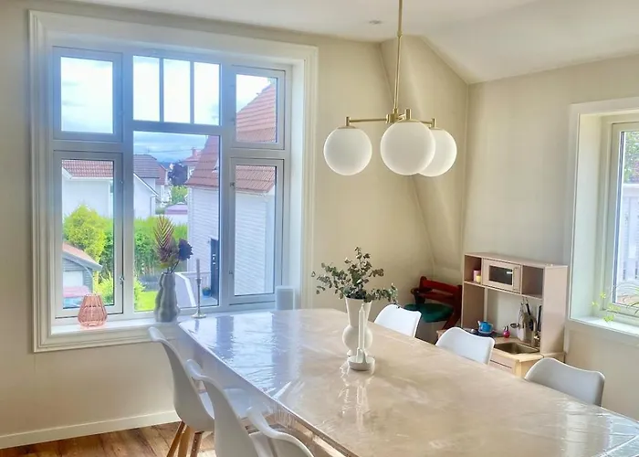 And Beautiful Sleeps 6 - 3 Bedrooms-