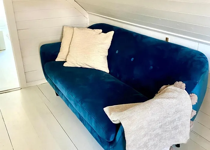 And Beautiful Sleeps 6 - 3 Bedrooms-